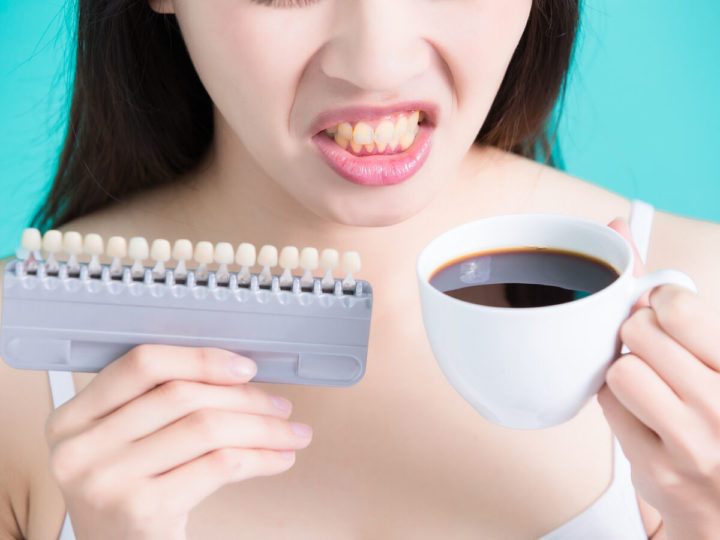 Ako ovplyvňujú nápoje, ktoré spôsobujú zafarbenie zubov proces bielenia?
